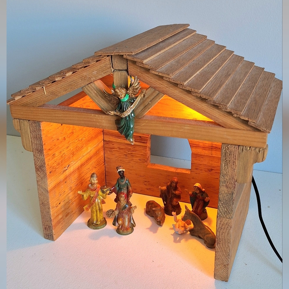 Large illuminated wooden nativity scene with 9 Nativity figurines